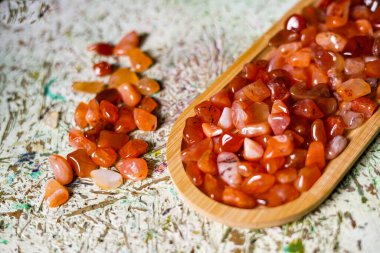 Doğal çiğ Carnelian taşları. Kapat.. 