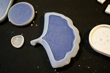 Polimer alçıdan alçı kalıplar yapıyorum. Çocuklar için sanatsal atölye.