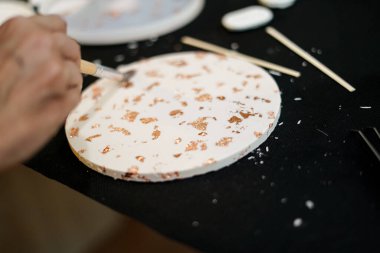 Polimer alçıdan alçı kalıplar yapıyorum. Çocuklar için sanatsal atölye.