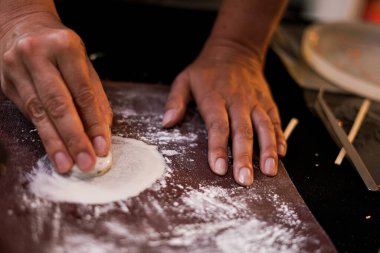 El yapımı atölye sırasında zımpara kağıdıyla polimer alçıyı öğütüyorum. Kapat.