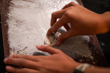 El yapımı atölye sırasında zımpara kağıdıyla polimer alçıyı öğütüyorum. Kapat.