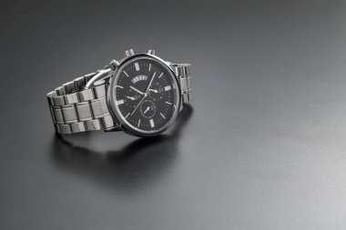 Gri arkaplanda lüks bir izleme