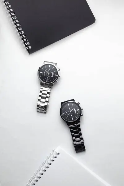 Vista Superior Cuadernos Blanco Negro Con Reloj Pulsera Superficie Blanca — Foto de Stock