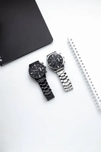 Schwarz Weiß Flache Lageansicht Schwarzer Uhren Mit Notizbüchern Auf Weißem — Stockfoto