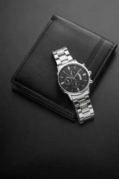 Reloj Con Billetera Sobre Fondo Negro —  Fotos de Stock