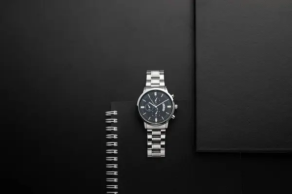 Cuaderno Negro Con Reloj Plata Sobre Fondo Negro — Foto de Stock