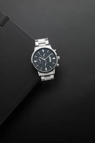 Schwarzes Notizbuch Mit Silberner Uhr Auf Schwarzem Hintergrund — Stockfoto