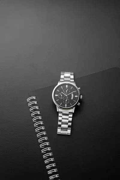 Cuaderno Negro Con Reloj Plata Sobre Fondo Negro — Foto de Stock