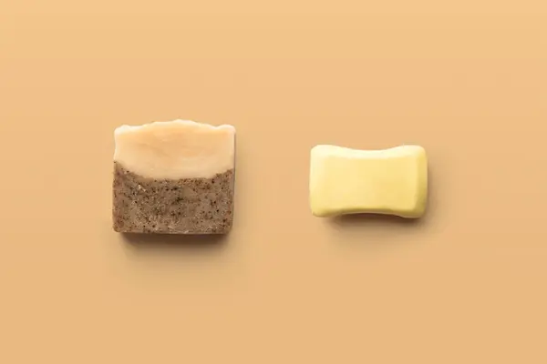 Doğal el yapımı sabun, bej bir arka planda..