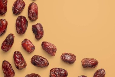 Kahverengi arka planda meyveler, yakın plan