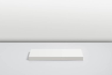  Gri zemin üzerine karton kutu.