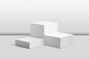 Ürün gösteriminin farklı şekillerde kutuları, stüdyo çekimi