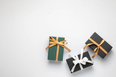 İzole edilmiş stüdyo arkaplanındaki hediye kutularının üst görünümü 