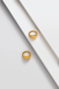 Beyaz arka planda altın alyanslar