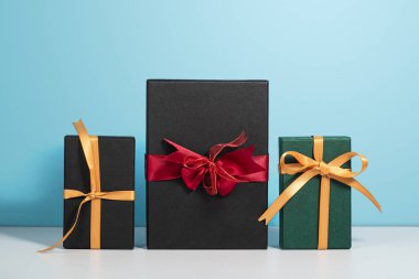 İzole edilmiş stüdyo arkaplanındaki hediye kutularının üst görünümü 