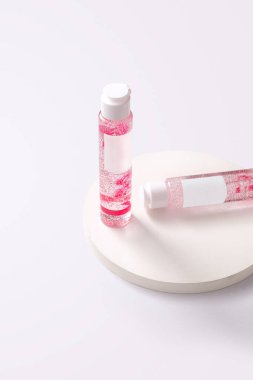 Şişelerde kozmetik ürünler, stüdyo fotoğrafları.