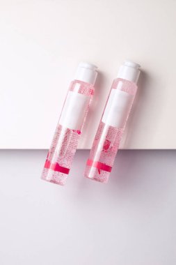 Şişelerde kozmetik ürünler, stüdyo fotoğrafları.