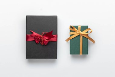 İzole edilmiş stüdyo arkaplanındaki hediye kutularının üst görünümü 