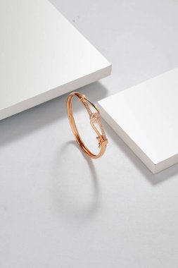 Lüks altın bilezik, stüdyo çekimi 