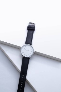 Beyaz bir arka plan üzerinde izole deri kayış ve beyaz kadranı ile Erkekler İzle
