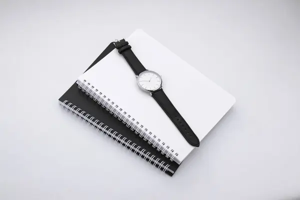 Zwart Leren Horloge Wit Bureau Met Zwart Wit Notitieboekjes — Stockfoto