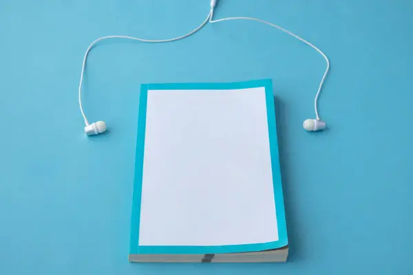 Bovenaanzicht Van Witte Koptelefoon Notebook Blauwe Achtergrond Met Kopieerruimte Plat — Stockfoto