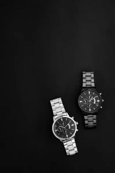 Luxe Zwarte Zilveren Herenhorloges Zwarte Tafel Monochromatisch Concept Aanvullend Kleurconcept — Stockfoto