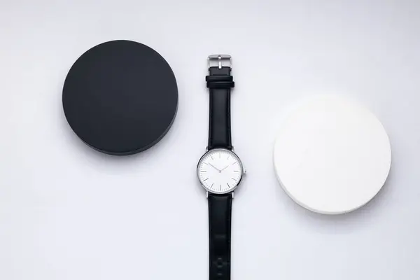 Heren Horloge Met Lederen Band Witte Wijzerplaat Geïsoleerd Een Witte — Stockfoto
