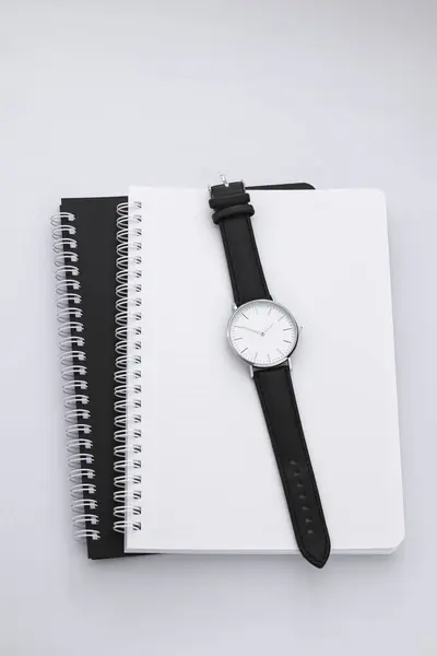 Zwart Leren Horloge Wit Bureau Met Zwart Wit Notitieboekjes — Stockfoto