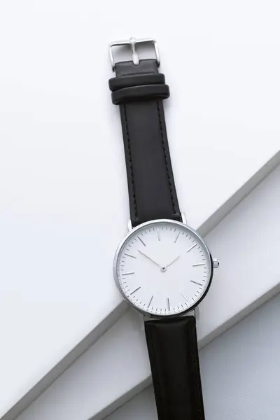 Heren Horloge Met Lederen Band Witte Wijzerplaat Geïsoleerd Een Witte — Stockfoto