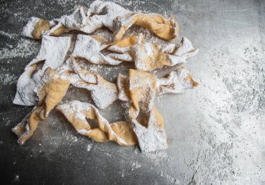 Geleneksel Polonya tatlıları Şişman Perşembe için pişirildi. Polonya 'da karnaval - geleneksel tatlılar