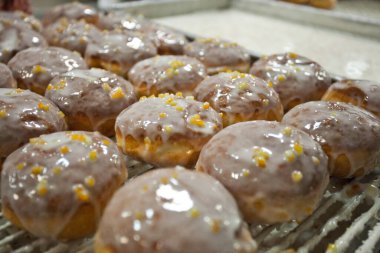 Reçel, krema ya da meyve reçeli gibi çeşitli dolgulu taze kızarmış donutlar.