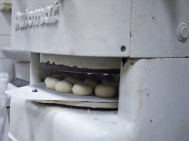 Çörekler. Şişman Perşembe için çörek pişiriyorum. Donut yıkarken şekercilerin yaptığı iş. Maya hamuru örüyorum.