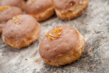 Çeşitli dolgularla taze kızarmış jöleli çörekler. Şişman Perşembeye Tatlı