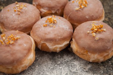 Çeşitli dolgularla taze kızarmış jöleli çörekler. Şişman Perşembeye Tatlı