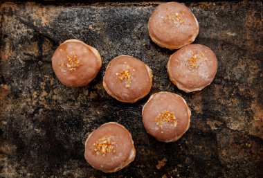 Çeşitli dolgularla taze kızarmış jöleli çörekler. Şişman Perşembeye Tatlı