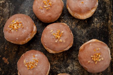 Çeşitli dolgularla taze kızarmış jöleli çörekler. Şişman Perşembeye Tatlı