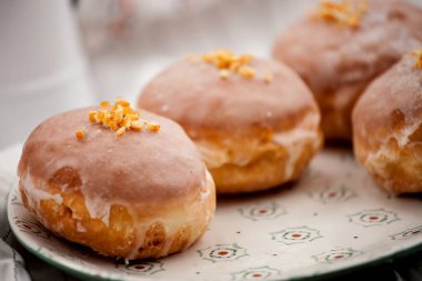 Çeşitli dolgularla taze kızarmış jöleli çörekler. Şişman Perşembeye Tatlı