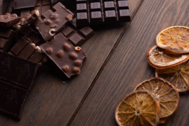 Çikolata. Nefis çikolata seti kakao, fındık ve kahvenin arka planında