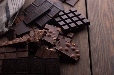 Çikolata. Nefis çikolata seti kakao, fındık ve kahvenin arka planında