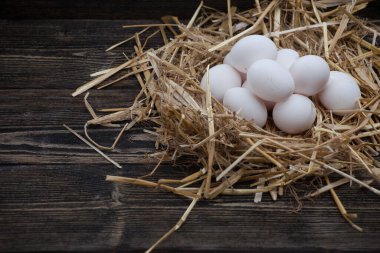 Paskalya süsü. Kırsal bir zeminde paskalya yumurtaları