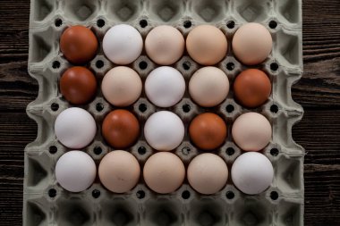 Paskalya süsü. Kırsal bir zeminde paskalya yumurtaları