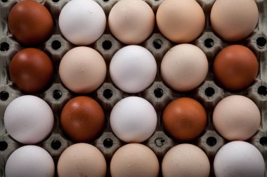 Paskalya süsü. Kırsal bir zeminde paskalya yumurtaları