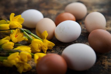Paskalya süsü. Kırsal bir zeminde paskalya yumurtaları