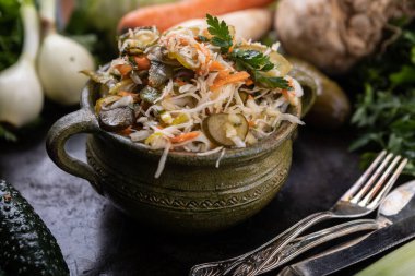 Taze mevsimlik sebze salatası.