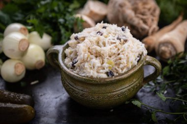 Taze mevsimlik sebze salatası.