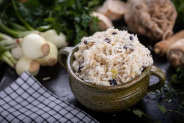 Taze mevsimlik sebze salatası.