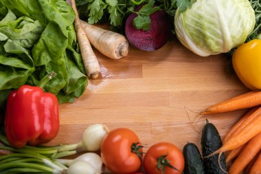 Tahta arka planda taze sebzeler