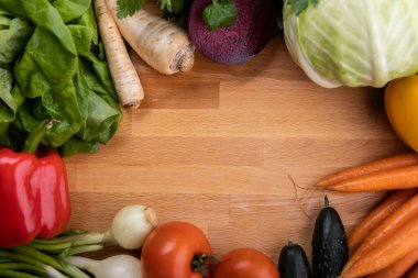 Tahta arka planda taze sebzeler