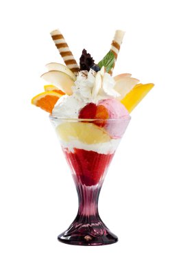 Dondurma tatlısı ve cam bardakta mevsimlik meyve.